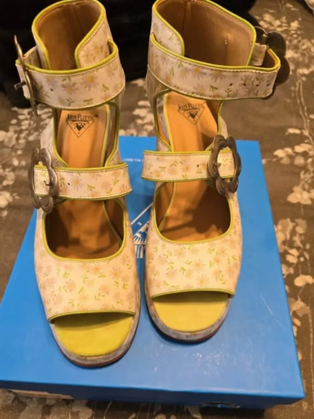 Fluevog Picnic Charleson White Daisy Platform Sandal Size 9 Like New
